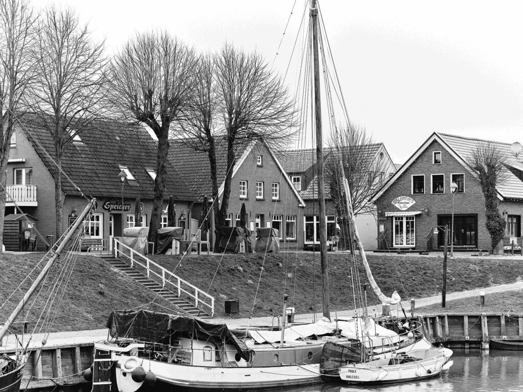 Häuser am Hafen - Gemischtwarenladen Janssen 2024